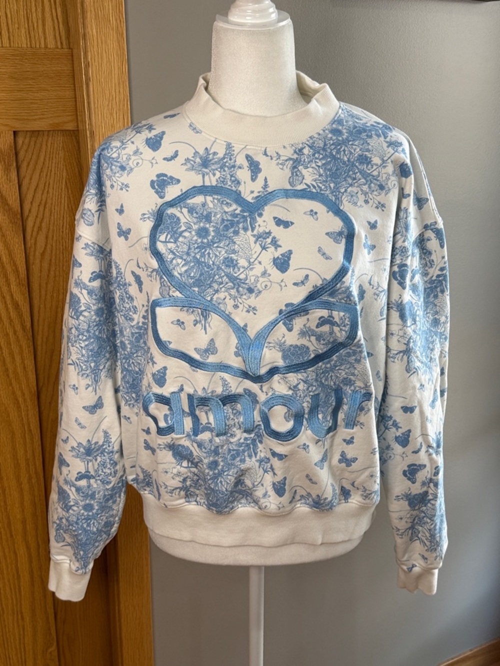 Amour Floral Heart Crewneck Sweatshirt in Cream and Light Blue